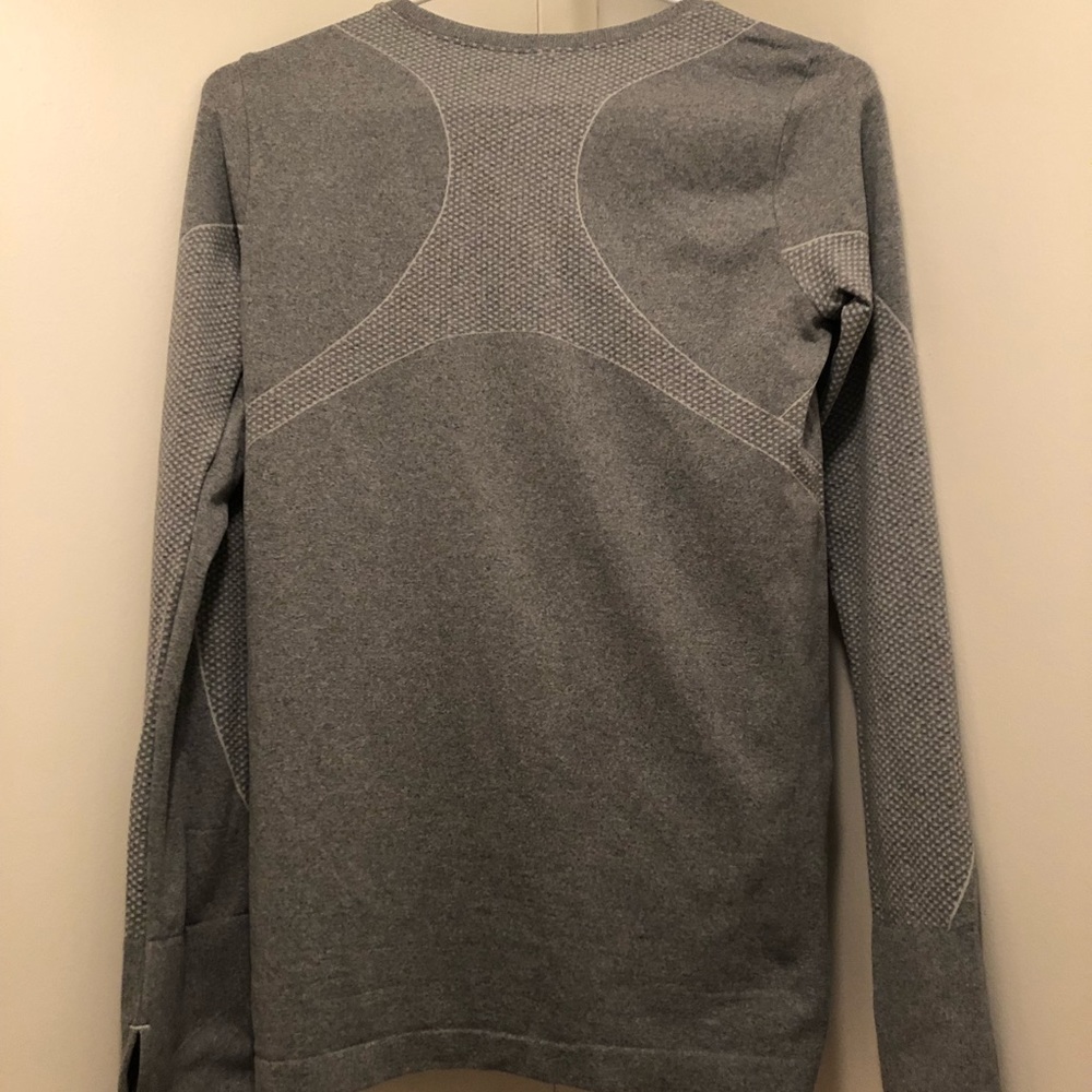 NWOT Gap Fit Athletic Top - Picture 3 of 5